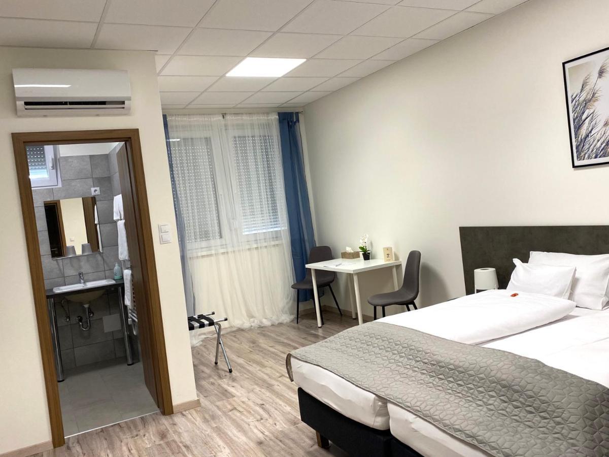 Vecsesi Rendezvenykoezpont Es Panzio Bed & Breakfast Luaran gambar