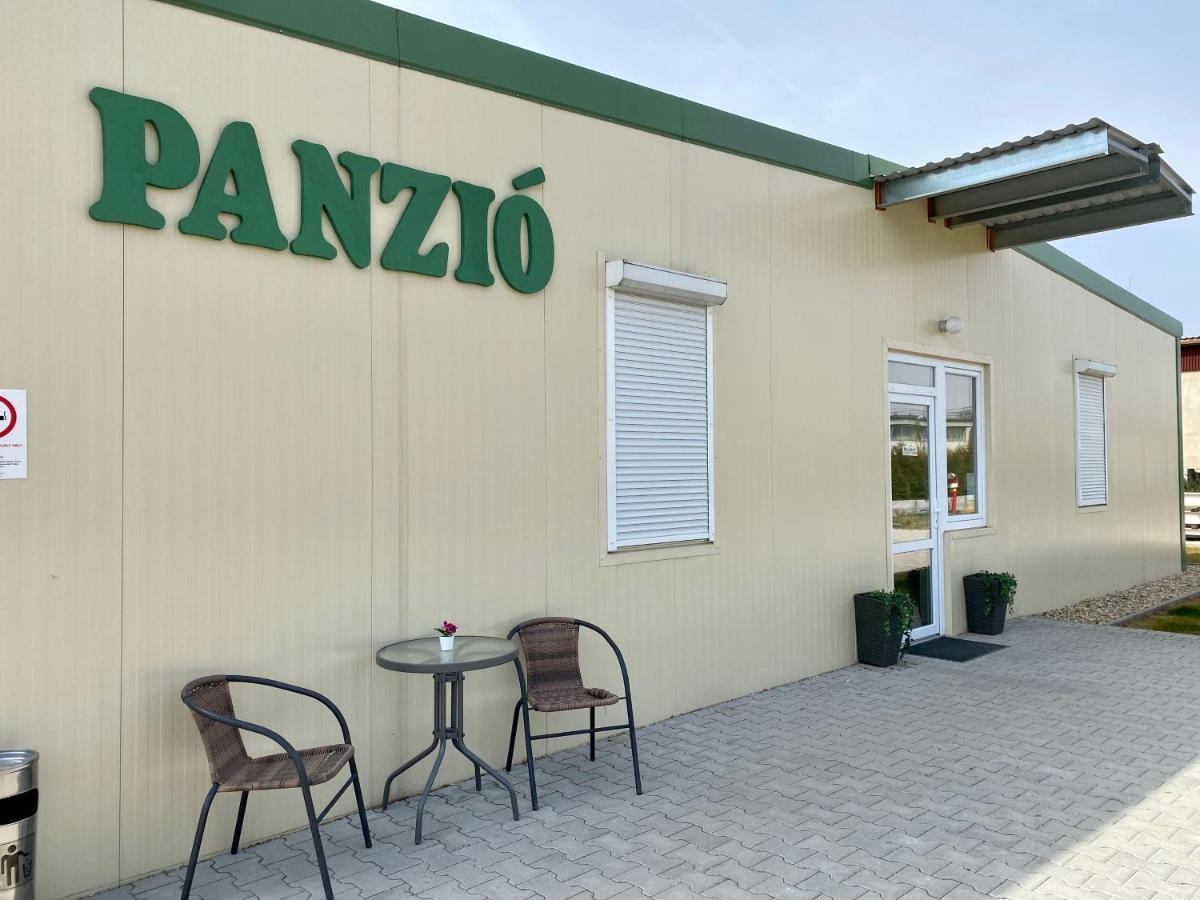 Vecsesi Rendezvenykoezpont Es Panzio Bed & Breakfast Luaran gambar