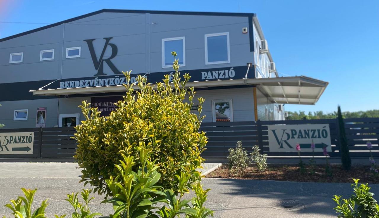 Vecsesi Rendezvenykoezpont Es Panzio Bed & Breakfast Luaran gambar