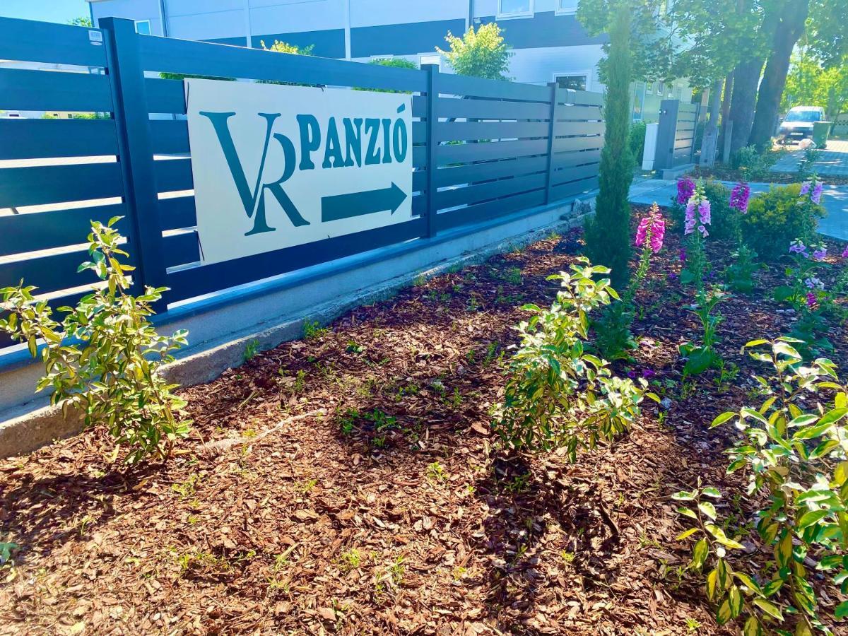 Vecsesi Rendezvenykoezpont Es Panzio Bed & Breakfast Luaran gambar