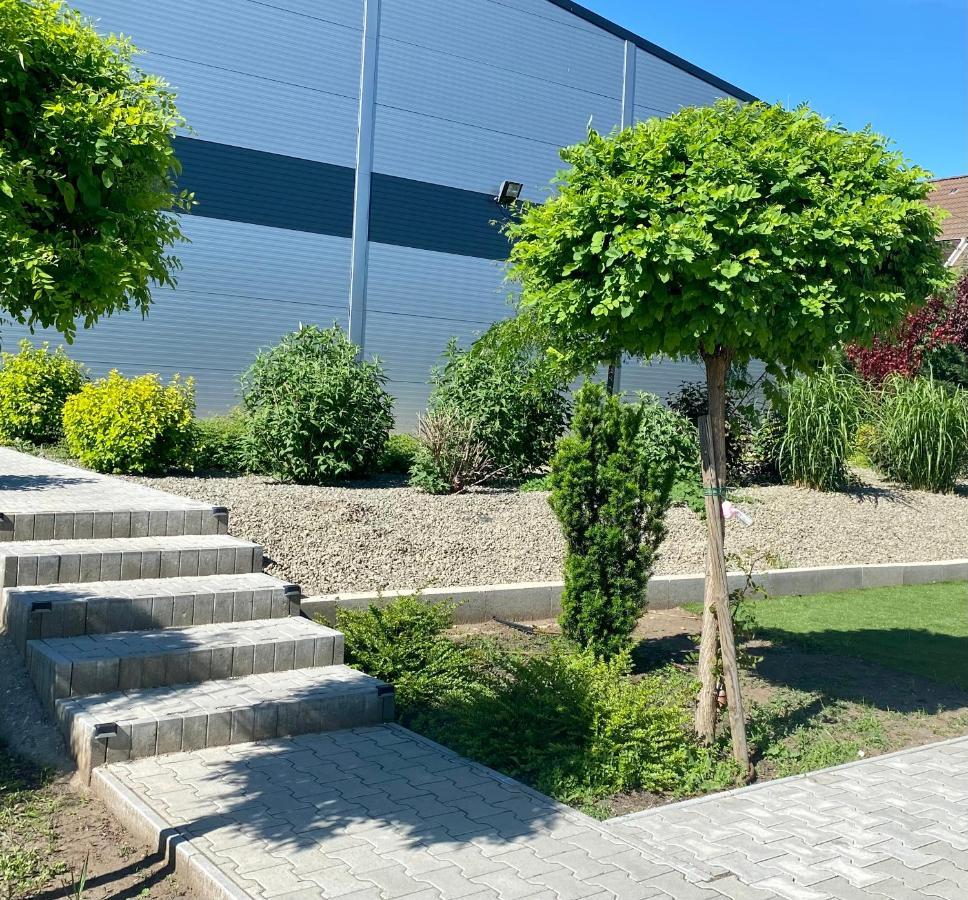 Vecsesi Rendezvenykoezpont Es Panzio Bed & Breakfast Luaran gambar