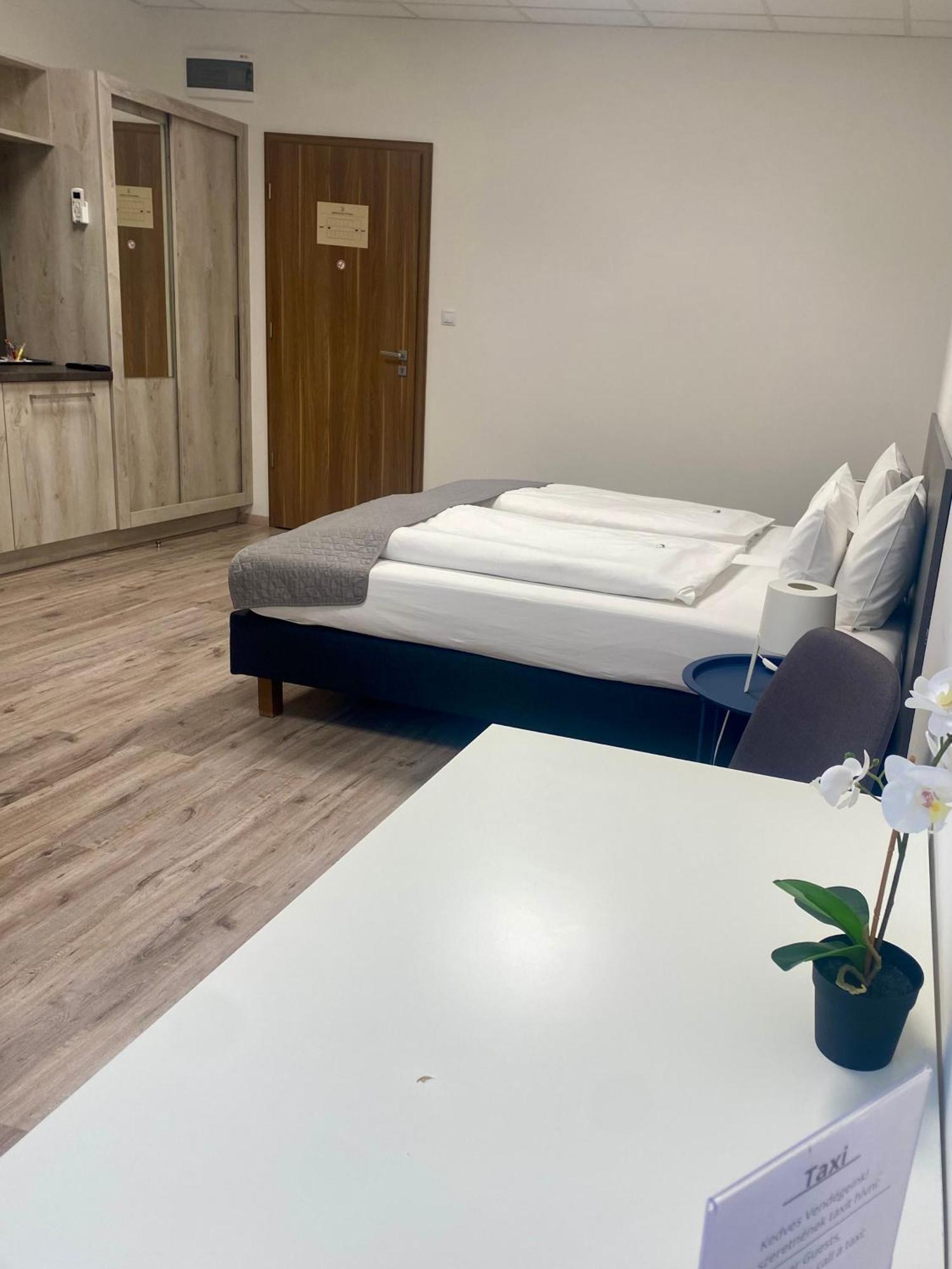 Vecsesi Rendezvenykoezpont Es Panzio Bed & Breakfast Luaran gambar