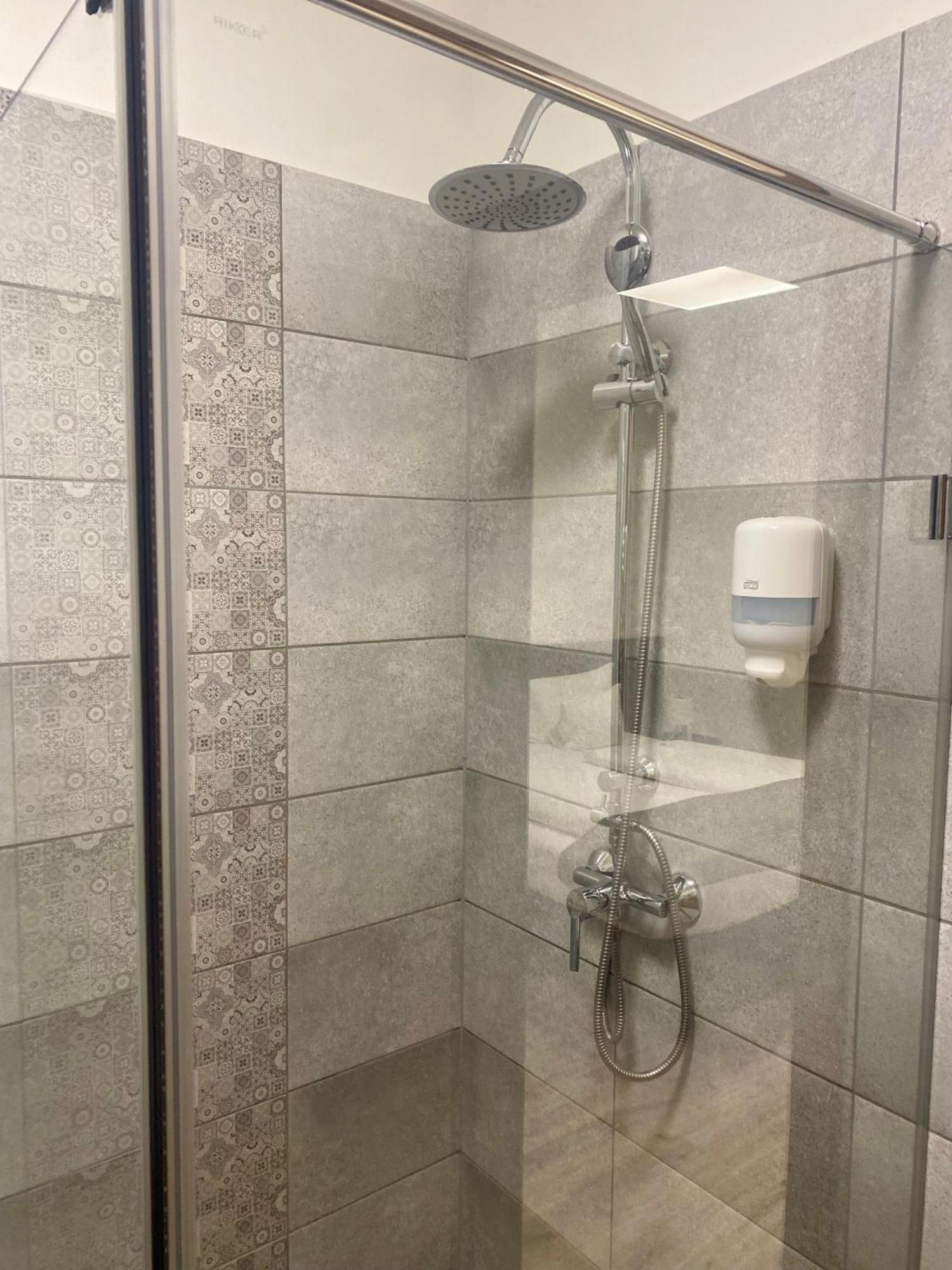 Vecsesi Rendezvenykoezpont Es Panzio Bed & Breakfast Luaran gambar